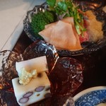 むかごのかまぼこと牛のタタキ、大根漬け