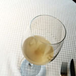 essere - 自家製の酵素ジュース。この日は白桃とマスカット。