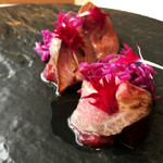 essere - 和牛ミスジ、ビーツ、イチジク、バラ、赤キャベツにより組成された女子力とのこと。これが女子力というものなのですね。