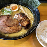 らーめん　極壱 - しょうゆ極壱ラーメン（太麺）720円 
ライス 無料