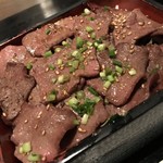 昇家 正々堂 - 炭火焼で焼かれたタンがぎっしり  ひと口食べると ブワッと広がるタンの旨みが口いっぱいになる最強の塩タン重