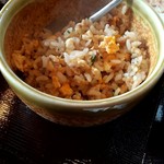 鉄板焼ステーキ 一ッ葉ミヤチク - ニンニクチップのチャーハン(肉焼き終わった後の提供)