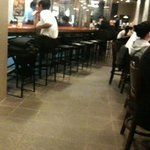 スターバックス・コーヒー 山王パークタワー店 - 写っている壁際カウンターには電源なし、右の島はありで、混み混み。