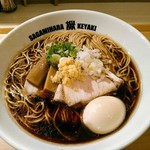 さがみブラック  ８５０円＋大盛１．５玉１００円＋味玉子１００円  チャーシューは弾力や歯応えのある豚肩ロースとバラだったのかな。四角い太メンマ。薬味はすりおろし生姜、小口切りの葱、刻み玉葱。