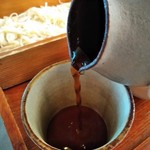 手打ち蕎麦　さとみ - [料理] 麺つゆを､そば猪口に注ぐ。