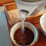 手打ち蕎麦　さとみ - [料理] 麺つゆに蕎麦湯を注ぐ。