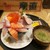 天満産直市場 - 料理写真:ジョッキ入りのウーロン茶やお味噌汁付き、限定5食漁師のこぼれ海鮮丼1,000円