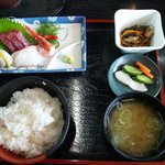 魚がし食堂はま蔵 - お茶碗と比較するとお皿が小さいのが解ると思います。