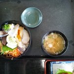 魚がし食堂はま蔵 - 地魚丼は食欲をそそる盛りつけではありませんでした。