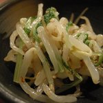 やきとりかどちゃん - （2011/9月）この日のお通しは、もやしのお浸しみたいなもの