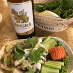 Baan E-Sarn Mungyos - パクチーとニンニク効くシーフードサラダ