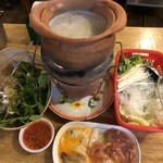 Baan E-Sarn Mungyos - シーフードと肉タイスキ。ポットかわいい