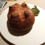 Tate Dining Room & Bar - 自家製海藻バターを添えた発酵生地パン