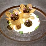 Tate Dining Room & Bar - 中国山芋、オセトラキャビアの繊細なタッチでゴマ油の香りを添えてスモークした鰻とともに