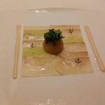 Tate Dining Room & Bar - 赤鮑のカルパッチョ、マリネしたレタスと新鮮なハーブのサラダ