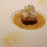 Tate Dining Room & Bar - 熟成させた金柑のグルノーブル風ソース添えの暖かいホタテ