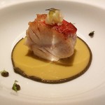 Tate Dining Room & Bar - 料理写真:西洋オリーブの葉、ウルシ？ジャムを添えた金目鯛、魚の骨とオリーブのソース