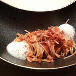 Tate Dining Room & Bar - カリッと揚げた桜エビを添えたタリオリーニ、ロブスターの出汁のソース