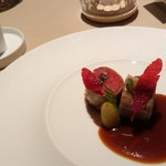 Tate Dining Room & Bar - ブレス産鳩のエトフェ、発酵マスタードグリーンとぶどうのコンフィを添えて