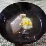 かたつむり - ヒラタケと香茸、ヨモギ餅の椀物