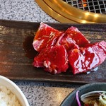 焼肉・精肉　宝亭 - 結構厚切りで嬉しい宝牧場牛ですよ