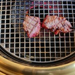 焼肉・精肉　宝亭 - 焼けた肉に網目が付いて美味しそ〜★