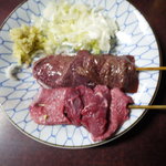 米山 - 生タン（手前）