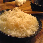 Kushiyaki Shibaten - テーブルにつくと最初に突き出しとしててんこ盛りのシラスオロシが出てくる