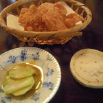 手打ち蕎麦 かね井 - お通し　蕎麦煎餅と山葵醤油漬け