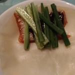 北京遊膳 - こういう風に置いて、下半分を折り上げてから両サイドを手前に折って巻きます