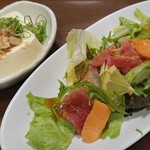 極楽湯 - 冷やっこと海鮮サラダ(ハーフ)