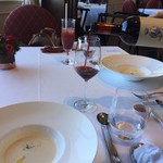 ビクターズ - 滋味深い蕪のポタージュに二杯目の赤ワイン