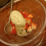 蓬左茶寮 - ＝苺 そば茶と白小豆のアイス＝