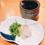 みつ林 - 鉄刺の薬味と追加のポン酢、器が可愛い