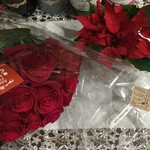 ビクターズ - 私からはポインセチア
      知人からは薔薇の花束とチョコを