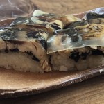 手打そば　稜庵 - シャリとネタの間に、味付け昆布が挟まれています