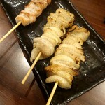 Yakitori Kanda - 「豚バラ串(1本)、かわ(2本)」を塩で...