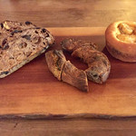 パーラー江古田 - 左: レーズンくるみ
                                真ん中: ブルーチーズとくるみ ハチミツかけ
                                右: キャラメルバナナのブリオッシュ