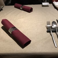 Nayutaka - テーブル、カトラリー。えんじ色がシックな雰囲気をつくる