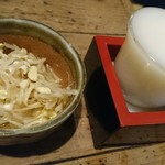 酒処のんべえ - にごり酒とお通しの豆もやし。