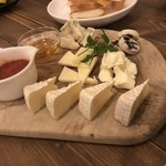 うみねこ食堂 - チーズ盛り合わせ。