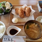 旬菜和香 - 料理写真:季節限定　カキフライ定食
煮物や味噌汁が優しいお味で好み♥️サラダも立派♪