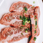 まつもとホルモン - 牛中落ちカルビ 900円 実はサービス