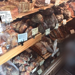 パーラー江古田 - 店舗入り口にあるパンコーナー