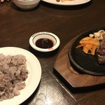 カフェバー ハニー - ハラミステーキランチのご飯とお肉