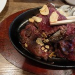 ステーキ家 - ミディアムレアのお肉は柔らかくニンニクチップと一緒に食べました。