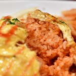 紅花別館 - 【バーグコンビ@税込1,300円】オムライス：断面の覗いてみる。