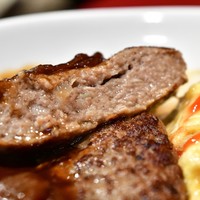 紅花別館 - 【バーグコンビ@税込1,300円】ハンバーグ：断面から滲む肉汁