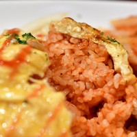 紅花別館 - 【バーグコンビ@税込1,300円】オムライス：断面の覗いてみる。