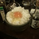 もじよ - ご飯の超大盛と生卵。〆にいただく。